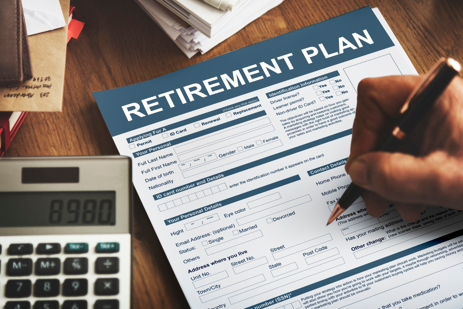Homme qui prépare son avenir en remplissant un Formulaire de plan de retraite